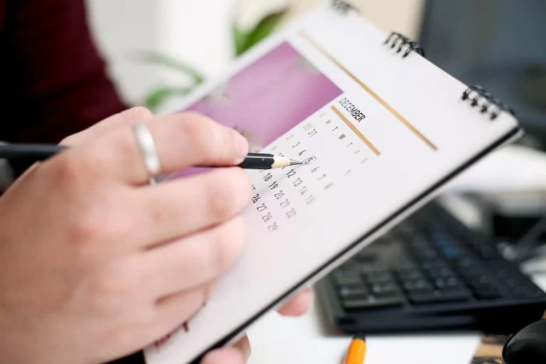 Over ons Een agenda met potlood en calculator, handig om afspraken en gewerkte uren als zzp’er overzichtelijk bij te houden.