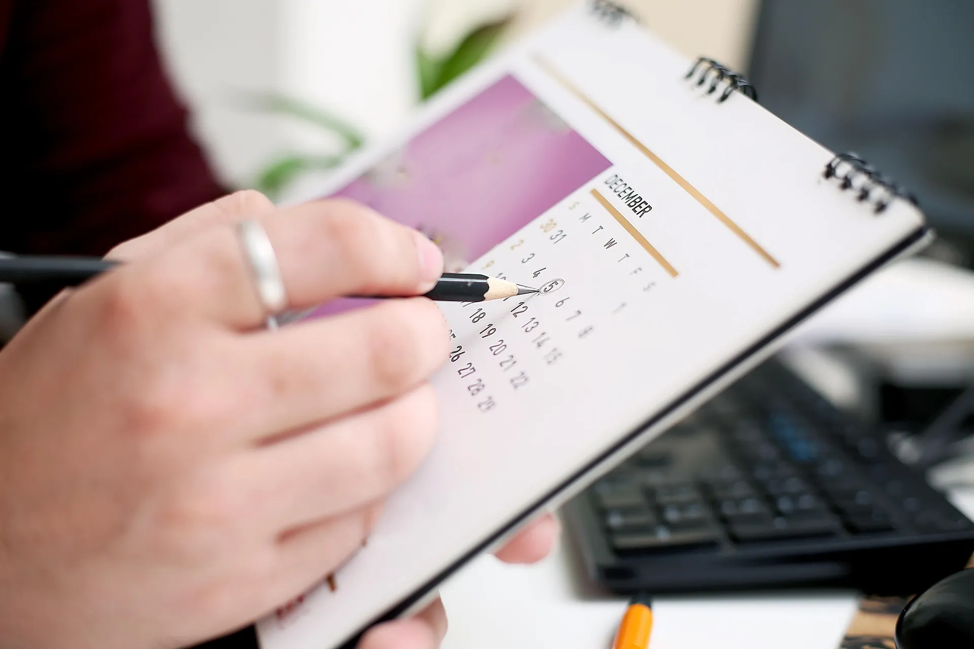 Een agenda met potlood en calculator, handig om afspraken en gewerkte uren als zzp’er overzichtelijk bij te houden.